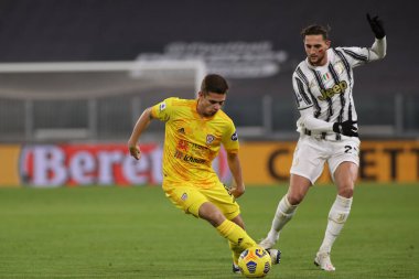 25 Adrien Rabiot (JUVENTUS FC) ve Razvan Marin (Cagliari) Juventus FC, Cagliari Calcio - İtalya Serie A maçı Torino, İtalya, 21 Kasım 2020 - Fotoğraf: LM / Claudio Benedetto