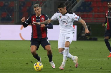 251120 - Coppa calcio - Coppa Italia - Bologna-Spezia - Nicolas Dominguez (Bologna) (bir sinistra) in azione contrastato da Alessandro Deiola (Spezia) - foto Michele Nucci Bologna FC - Spezia Calcio - İtalyan Coppa Italia maçı in Bolo