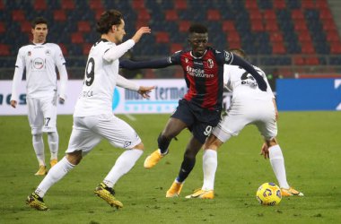 251120 - Coppa calcio - Coppa Italia - Bologna-Spezia - Musa Barrow (Bologna) - Bologna FC - Spezia Calcio - İtalyan futbolu Coppa Italia maçı sırasında Michele Nucci - 25 Kasım 2020 - Fotoğraf: LM / Michele Nucci