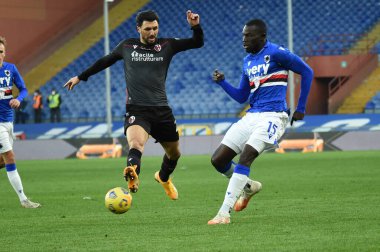 Roberto Soriano (Bologna), Sampdoria vs Bologna sırasında OMAR COLLEY (Sampdoria) - İtalyan futbol takımı Serie A maçı Cenova, İtalya, 22 Kasım 2020 - Fotoğraf: LM / Danilo Vigo