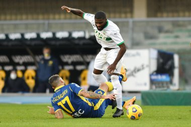 Jeremie Boga (Sassuolo) ve Federico Ceccherini (Verona) Hellas Verona ve Sassuolo Calcio - İtalyan futbol takımı Serie A maçı IN Verona, İtalya, 22 Kasım 2020 - Fotoğraf: LM / Alessio Tarpini