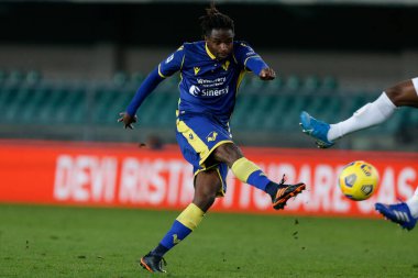 Adrien Tameze (Hellas Verona FC) topu Hellas Verona-Sassuolo - İtalya Serie A maçı sırasında atıyordu.