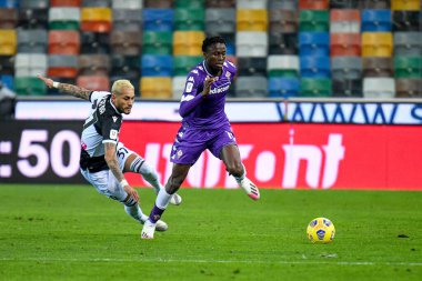 Christian Kouame (Fiorentina), Udinese Calcio-ACF Fiorentina maçında Roberto Pereyra (Udinese) tarafından engellenen topu taşıyor - İtalyan futbol Coppa Italia maçı IN Udine, İtalya - 25 Kasım 2020