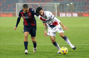 Bologna 'dan Nicolas Dominguez (L) ve Crotone' dan Giovanni Crociata, 29 Kasım 2020 'de İtalya' nın Bologna kentindeki Renato Dall 'Ara Stadyumu' nda oynanan İtalyan Serie A futbol karşılaşmasında karşı karşıya geldiler. Fotoğraf Michele Nucci / LM