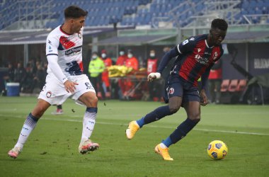 Crotone 'dan Vladimir Golemic (L) ve Bologna' dan Musa Barrow, 29 Kasım 2020 'de İtalya' nın Bologna kentindeki Renato Dall 'Ara Stadyumu' nda oynanan İtalyan Serie A futbol karşılaşmasında karşı karşıya geldiler. Fotoğraf Michele Nucci / LM