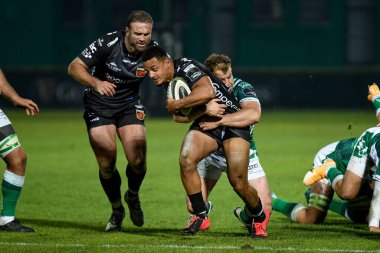 Ashton Hewitt (Ejderhalar) Benetton Treviso ve Dragons Rugby - Rugby Guinness Pro 14 maçında Tomas Baravalle (Benetton Treviso) tarafından yakalandı.