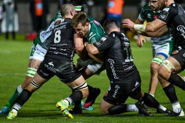 Federico Ruzza (Benetton Treviso) Benetton Treviso - Rugby Guinness Pro 14 maçında Ollie Griffiths (Ejderhalar) ve Aaron Jarvies (Ejderhalar) tarafından ele geçirildi.