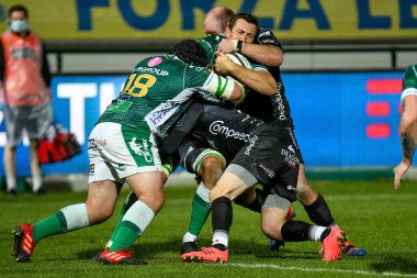 Alberto Sgarbi (Benetton Treviso) Benetton Treviso - Rugby Guinness Pro 14 maçında Ollie Griffiths (Ejderhalar) ve Rhodri Williams (Ejderhalar) tarafından ele geçirildi.