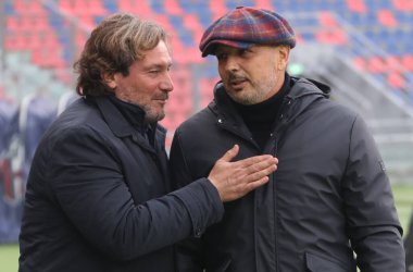 Crotone 'un teknik direktörü Giovanni Stroppa (L) ve Bologna' nın baş antrenörü Sinisa Mihayloviç, İtalya 'nın Bologna kentinde 29 Kasım 2020' de oynanan Renato Dall 'Ara Stadyumu' nda oynanan İtalya Serie A futbol karşılaşmasında Bologna Fc ile Crotone karşı karşıya geldiler. Fotoğraf Michele Nucci / LM