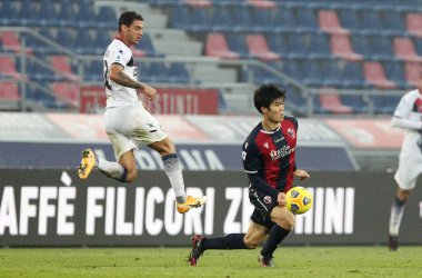 Bologna 'dan Takehiro Tomiyasu (R) ve Crotone' dan Pedro Pereira, 29 Kasım 2020 'de İtalya' nın Bologna kentindeki Renato Dall 'Ara stadyumunda oynanan İtalyan Serie A futbol karşılaşmasında karşı karşıya geldiler. Fotoğraf Michele Nucci / LM
