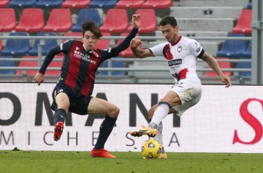 Bologna 'dan Aaron Hickey (L), İtalya' nın Bologna şehrindeki Renato Dall 'Ara Stadyumu' nda oynanan İtalyan Serie A futbol karşılaşmasında mücadele ediyor. Fotoğraf Michele Nucci / LM
