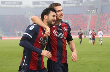 Bologna 'dan Roberto Soriano (L), İtalya' nın Bologna kentinde 29 Kasım 2020 'de oynanan Renato Dall' Ara Stadyumu 'nda oynanan İtalya Serie A futbol karşılaşmasında 1-0' lık gol attıktan sonra sevinçten havalara uçtu. Fotoğraf Michele Nucci / LM