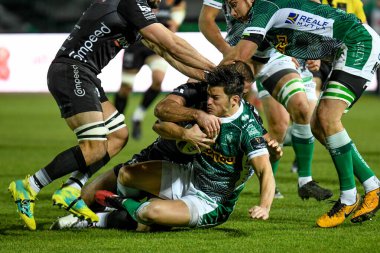 Joaquin Riera (Benetton Treviso) Benetton Treviso - Dragons Rugby - Rugby Guinness Pro 14 maçı sırasında Jamie Roberts (Ejderhalar) tarafından yakalandı.