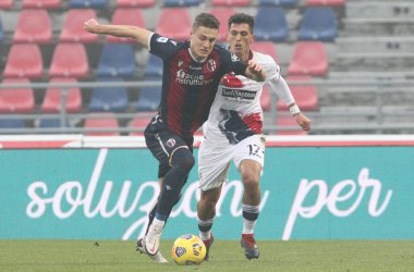 Bologna 'dan Mattias Svanberg (L) ve Crotone' dan Salvatore Molina, 29 Kasım 2020 'de İtalya' nın Bologna kentindeki Renato Dall 'Ara stadyumunda oynanan İtalyan Serie A futbol karşılaşmasında karşı karşıya geldiler. Fotoğraf Michele Nucci / LM