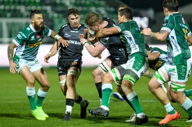 Matthew Screech (Ejderhalar) Benetton Treviso - Rugby Guinness Pro 14 maçı sırasında Alberto Sgarbi (Benetton Treviso) tarafından ele geçirildi.