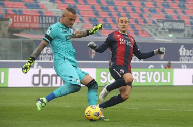 Crotone 'dan Alex Cordaz (L) ve Bologna' dan Rodrigo Palacio, 29 Kasım 2020 'de İtalya' nın Bologna kentindeki Renato Dall 'Ara Stadyumu' nda oynanan İtalyan Serie A futbol karşılaşmasında karşı karşıya geldiler. Fotoğraf Michele Nucci / LM