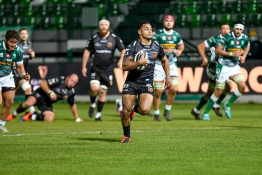 Ashton Hewitt (Ejderhalar), Benetton Treviso ve Dragons Rugby - Rugby Guinness Pro 14 maçında gol atmak için yarışıyor.