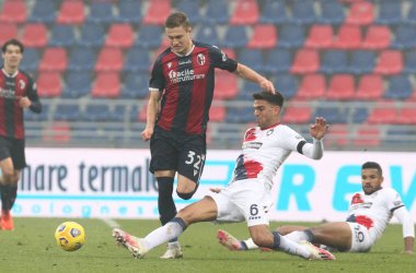 Bologna 'dan Mattias Svanberg (L) ve Crotone' dan Lisandro Magallan, İtalya 'nın Bologna kentindeki Renato Dall' Ara Stadyumu 'nda oynanan İtalyan Serie A futbol karşılaşması sırasında iş başında. Fotoğraf Michele Nucci / LM