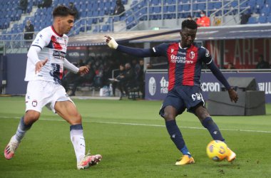 Crotone 'dan Vladimir Golemic (L) ve Bologna' dan Musa Barrow, 29 Kasım 2020 'de İtalya' nın Bologna kentindeki Renato Dall 'Ara Stadyumu' nda oynanan İtalyan Serie A futbol karşılaşmasında karşı karşıya geldiler. Fotoğraf Michele Nucci / LM