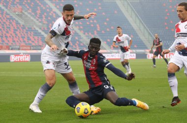 Crotone 'dan Luca Marrone (L) ve Bologna' dan Musa Barrow, 29 Kasım 2020 'de İtalya' nın Bologna kentindeki Renato Dall 'Ara Stadyumu' nda oynanan İtalyan Serie A futbol karşılaşmasında karşı karşıya geldiler. Fotoğraf Michele Nucci / LM