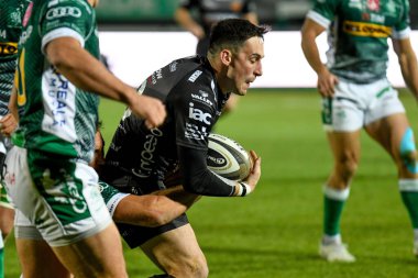 Sam Davies (Ejderhalar) Benetton Treviso ve Dragons Rugby - Rugby Guinness Pro 14 maçı sırasında Ian Keatley (Benetton Treviso) tarafından yakalandı.