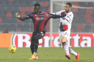 Bologna 'dan Musa Barrow (L) ve Crotone' dan Giuseppe Cuomo, 29 Kasım 2020 'de İtalya' nın Bologna kentindeki Renato Dall 'Ara Stadyumu' nda oynanan İtalyan Serie A futbol karşılaşmasında karşı karşıya geldiler. Fotoğraf Michele Nucci / LM