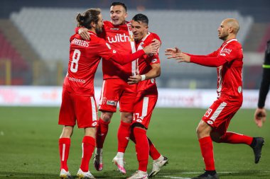 AC Monza takımından Dany Mota, İtalya 'nın Monza kentindeki U-Power Stadyumu' nda 28 Kasım 2020 tarihinde oynanan AC Monza - FCI / Fabrizio Carabelli / LM maçında takım arkadaşlarıyla kutlama yapıyor.