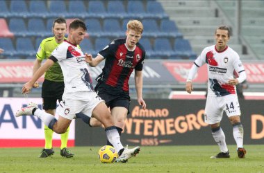 Crotone 'dan Milos Vuliç (L) ve Bologna' dan Jerdy Schouten, 29 Kasım 2020 'de İtalya' nın Bologna kentindeki Renato Dall 'Ara stadyumunda oynanan İtalyan Serie A futbol karşılaşmasında karşı karşıya geldiler. Fotoğraf Michele Nucci / LM