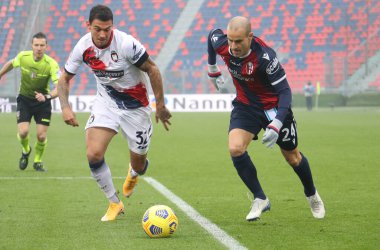 Crotone 'dan Pedro Pereira (L) ve Bologna' dan Rodrigo Palacio, 29 Kasım 2020 'de İtalya' nın Bologna kentindeki Renato Dall 'Ara Stadyumu' nda oynanan İtalyan Serie A futbol karşılaşmasında karşı karşıya geldiler. Fotoğraf Michele Nucci / LM
