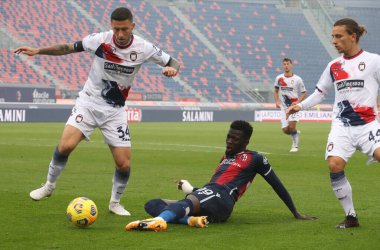 Crotone 'dan Luca Marrone (L) ve Bologna' dan Musa Barrow, 29 Kasım 2020 'de İtalya' nın Bologna kentindeki Renato Dall 'Ara Stadyumu' nda oynanan İtalyan Serie A futbol karşılaşmasında karşı karşıya geldiler. Fotoğraf Michele Nucci / LM