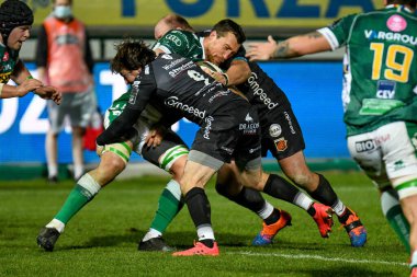 Alberto Sgarbi (Benetton Treviso) Benetton Treviso ve Dragons Rugby - Rugby Guinness Pro 14 maçı sırasında Rhodri Williams (Ejderhalar) tarafından ele geçirildi.