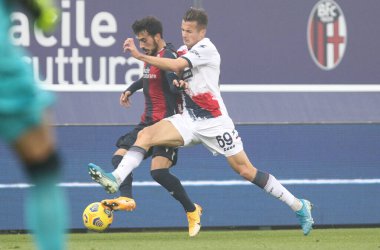 Bologna 'dan Nicola Sansone (L) ve Crotone' dan Arkadiusz Reca, 29 Kasım 2020 'de İtalya' nın Bologna kentindeki Renato Dall 'Ara Stadyumu' nda oynanan İtalyan Serie A futbol karşılaşmasında karşı karşıya geldiler. Fotoğraf Michele Nucci / LM