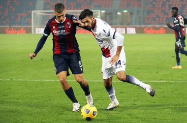 Bologna 'dan Nicolas Dominguez (L) ve Crotone' dan Giovanni Crociata, 29 Kasım 2020 'de İtalya' nın Bologna kentindeki Renato Dall 'Ara Stadyumu' nda oynanan İtalyan Serie A futbol karşılaşmasında karşı karşıya geldiler. Fotoğraf Michele Nucci / LM