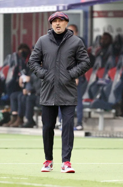Główna Trenerka Bolonii Sinisa Mihajlovic Podczas Włoskiego Meczu Piłki Nożnej — Zdjęcie stockowe