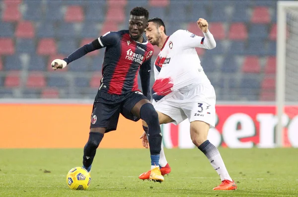 Bologna 'dan Musa Barrow (L) ve Crotone' dan Giuseppe Cuomo, 29 Kasım 2020 'de İtalya' nın Bologna kentindeki Renato Dall 'Ara Stadyumu' nda oynanan İtalyan Serie A futbol karşılaşmasında karşı karşıya geldiler. Fotoğraf Michele Nucci / LM