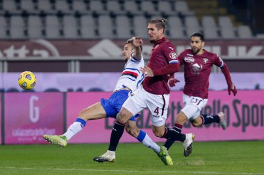 Valerio Verre (UC Sampdoria) ve Vojnovic Lyanco (Torino FC) Torino FC vs UC Sampdoria - İtalyan futbolcu Serie A karşılaşması, Torin, İtalya - 30 Kasım 2020
