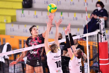 Geliştirmeler sırasında Alexa Gray (Unet E-Work Busto Arsizio) SkyRes Rzeszow vs Unet E-Work Busto Arsizio - CEV Şampiyonlar Ligi Kadınlar Voleybol maçı IN Scandicci, Florence, İtalya, 02 Aralık 2020 - Fotoğraf: LM / Lisa Guglielmi