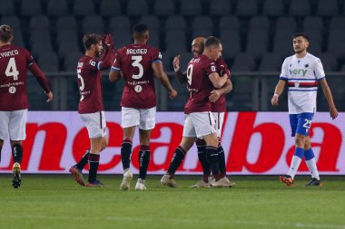 Andrea Belotti (Torino FC), Torino FC 'nin UC Sampdoria' ya karşı oynadığı maçta attığı golü İtalya 'nın Torino kentinde 30 Kasım 2020 tarihinde attığı maçta takım arkadaşlarıyla kutluyor.