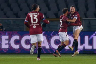Andrea Belotti (Torino FC), Torino FC 'nin UC Sampdoria' ya karşı oynadığı maçta attığı golü İtalya 'nın Torino kentinde 30 Kasım 2020 tarihinde attığı maçta takım arkadaşlarıyla kutluyor.