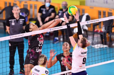 Anna Kaczmar (Developres SkyRes Rzeszow) ve Liset Herrera Blanco (Unet E-Work Busto Arsizio) SkyRes Rzeszow vs Unet E-Work Busto Arsizio - CEV Şampiyonlar Ligi Kadınlar Voleybol maçı in Scandicci, Floransa, İtalya, 02 Aralık 2020