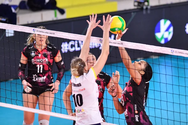 Liset Herrera Blanco (Unet E-Work Busto Arsizio) ve Zuzanna Efimienko-Mlotkowska (Developres SkyRes Rzeszow vs Unet E-Work Busto Arsizio - CEV Şampiyonlar Ligi Kadınlar Voleybol maçı in Scandicci, Florence, İtalya, D
