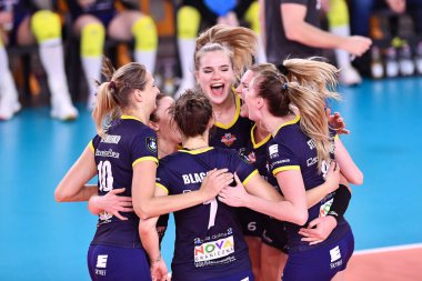 Geliştirmenin Mutluluğu SkyRes Rzeszow oyuncuları SkyRes Rzeszow vs Savino Del Bene Scandicci - CEV Şampiyonlar Ligi Kadınlar Voleybol maçı IN Scandicci, Florence, İtalya, 03 Aralık 2020 - Fotoğraf: LM / Lisa Guglielmi