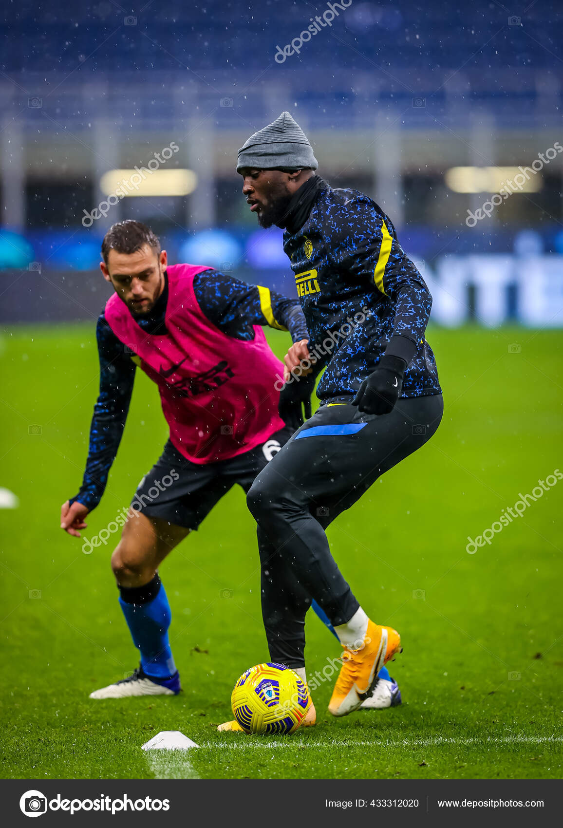 Jogador amador de futebol chuta uma bola Stock Photo - Alamy