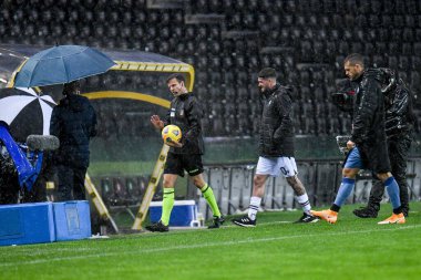 Maçın hakemi Federico La Penna, iki kaptan De Paul ve Toloi ile dolaba geri döner ve şiddetli yağmur nedeniyle maçı durdurur ve Udinese Calcio - Atalanta Bergamasca Calcio - Ita