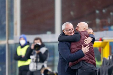 Stefano Pioli (AC Milan) ve Claudio Ranieri (UC Sampdoria), UC Sampdoria ile AC Milan - İtalyan futbolu Serie A karşılaşmasında karşılaşmadan önce birbirlerini selamlıyorlar.