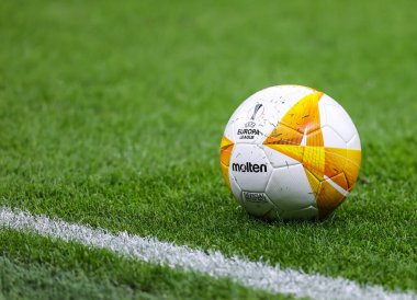UEFA Avrupa Ligi 2020 / 21 futbol karşılaşmasında resmi maç topu Molten AC Milan ile Celtic FC arasındaki San Siro Stadyumu, İtalya - Fotoğraf: FCI / Fabrizio Carabelli / LM