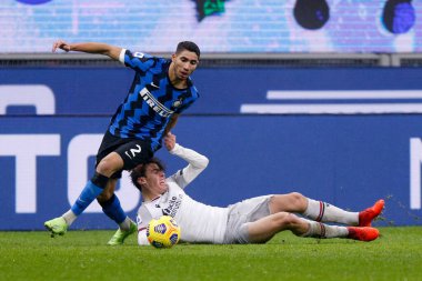 Achraf Hakimi (FC Internazionale), Bologna Calcio 'ya karşı FC Internazionale maçında Aaron Hickey (Bologna FC) tarafından faul yaptı - İtalyan futbol takımı Serie A maçı Milan, İtalya, 05 Aralık 2020 - Kredi: LM / Francesco Scaccianoce