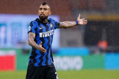 Arturo Vidal (FC Internazionale) FC Bologna Calcio - İtalya 'nın Milano kentinde oynanan Serie A maçı sırasında takım arkadaşlarını cesaretlendiriyor.