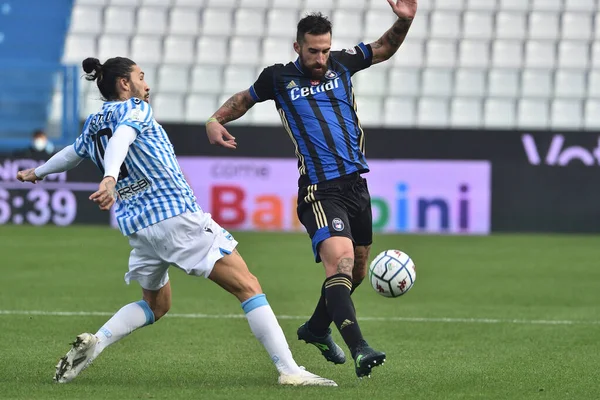 スペイン対ピサ戦でルーカス カストロ スペイン に阻まれたアントニオ カラッチオーロ Italian Football Championship League Bkt — ストック写真