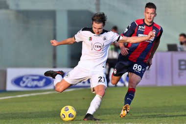 Salva Ferrer (Spezia Calcio) Arkadiusz Reca (Crotone FC) FC Crotone - Spezia Calcio, Stadio Ezio Scida arasında 12 Aralık 2020 'de Crotone İtalya / LM